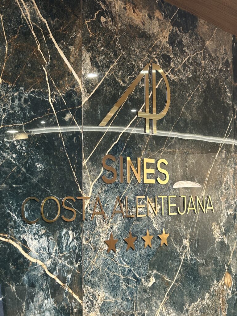 Sines AP, entrada com o nome do hotel