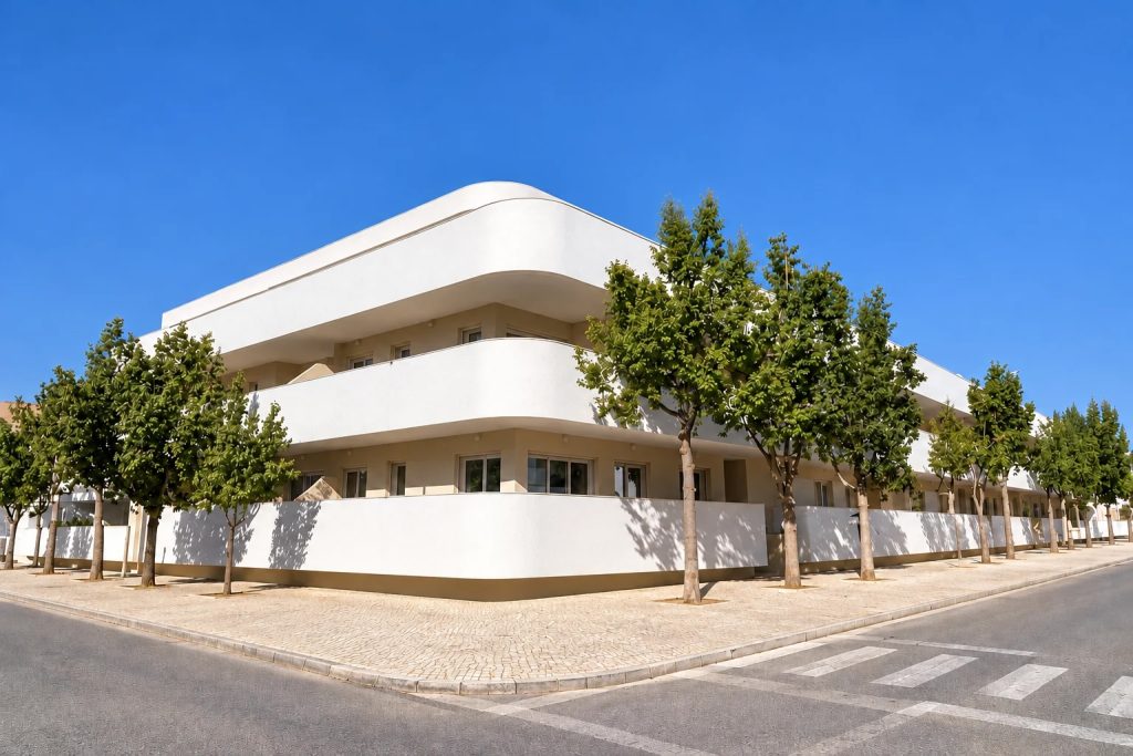 Edifício Royal em Cabanas de Tavira visto da rua, com varandas curvas brancas e árvores no passeio