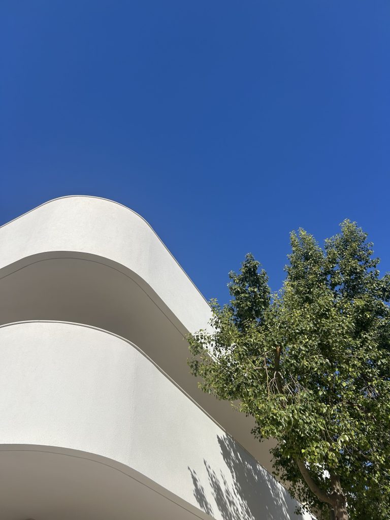 Remate curvo de varanda do edifício Royal com vegetação, Cabanas de Tavira