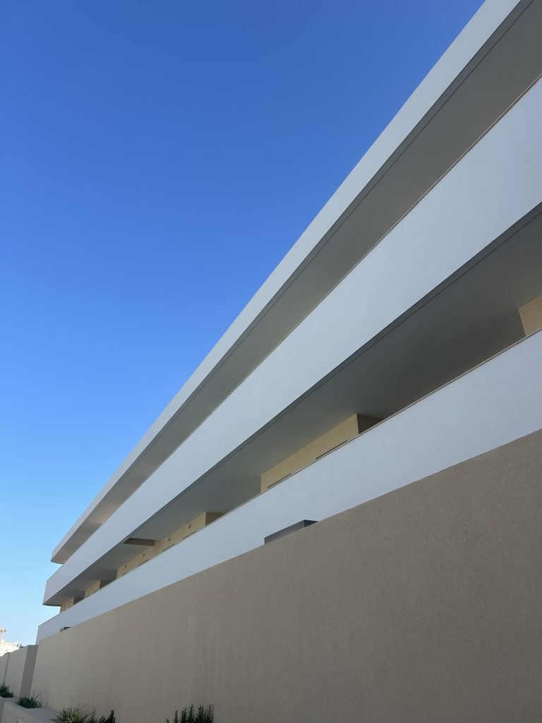 Fachada longitudinal do edifício Royal com varandas em fita em Cabanas de Tavira