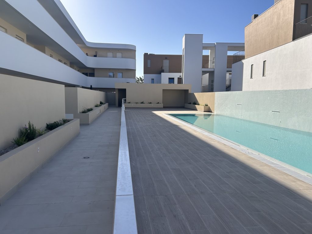 Piscina e pátio do conjunto habitacional Royal em Cabanas de Tavira